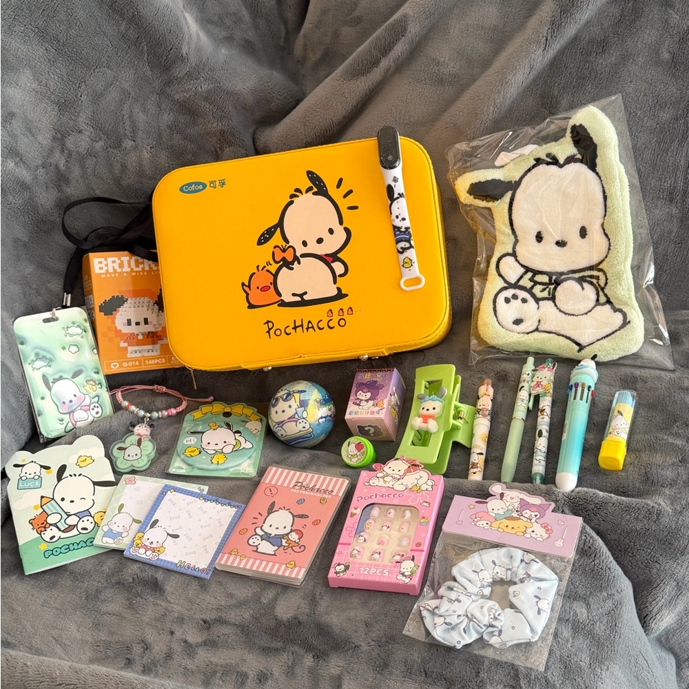 💛💛Sanrio Pochacco Zippered Hard Vanity Case & Accessories Set Over 20 Items
